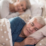 Kak uluchshit son pozhilogo cheloveka